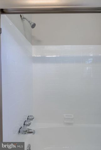 8 HEATHGLEN RD, Middletown, PA 17057