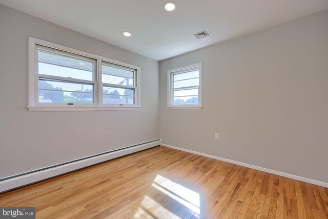 8 HEATHGLEN RD, Middletown, PA 17057