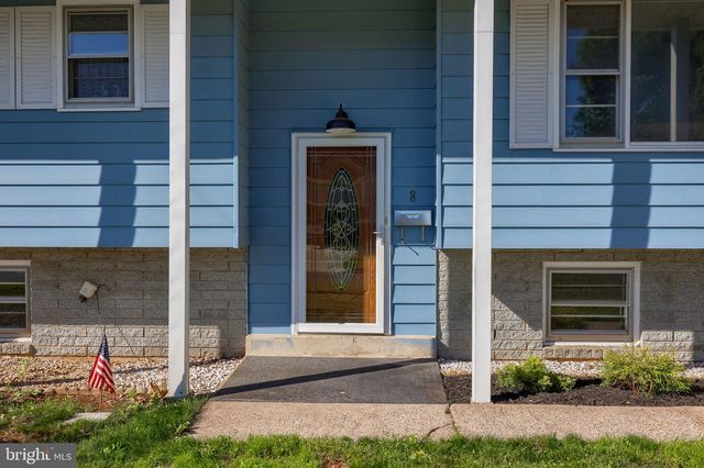 8 HEATHGLEN RD, Middletown, PA 17057