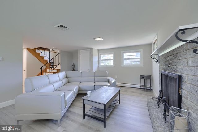 8 HEATHGLEN RD, Middletown, PA 17057