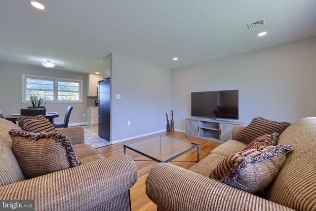 8 HEATHGLEN RD, Middletown, PA 17057