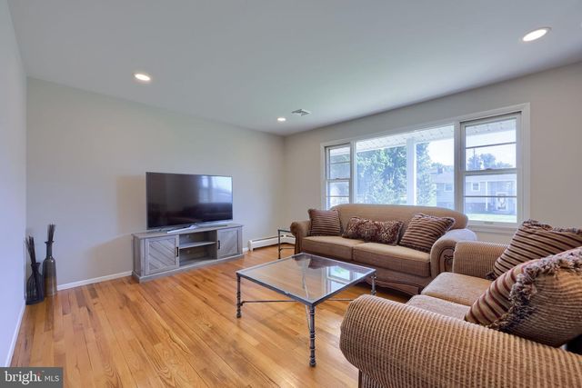 8 HEATHGLEN RD, Middletown, PA 17057
