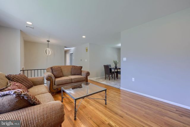 8 HEATHGLEN RD, Middletown, PA 17057