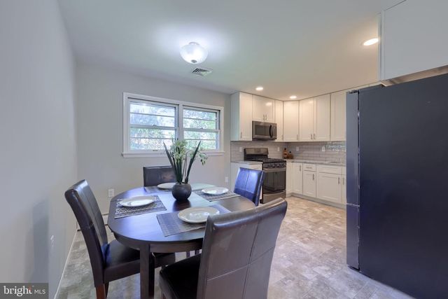8 HEATHGLEN RD, Middletown, PA 17057