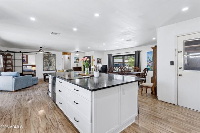 2914 E BERYL Avenue, Phoenix, AZ 85028