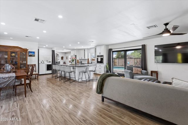 2914 E BERYL Avenue, Phoenix, AZ 85028