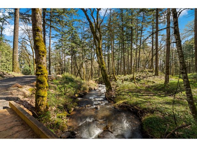 445 COUNTRY CLUB Rd, Hood River, OR 97031