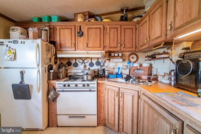 33 W MAPLE ST, East Prospect, PA 17317