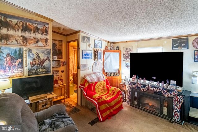 33 W MAPLE ST, East Prospect, PA 17317