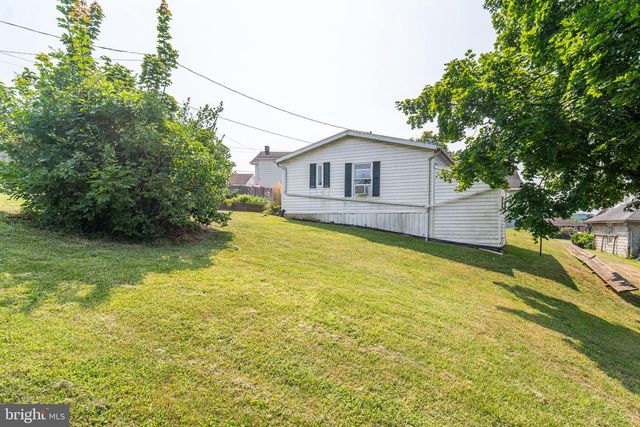 33 W MAPLE ST, East Prospect, PA 17317