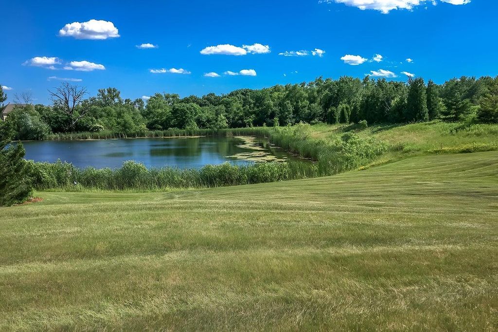 8501 S DEERWOOD LANE, Franklin, WI 53132