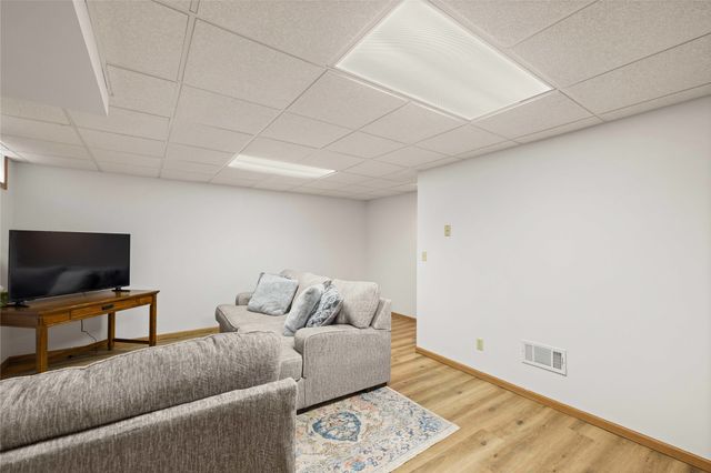 1067 Bradford Place, West Des Moines, IA 50266