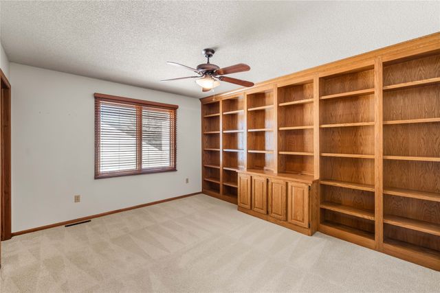 1067 Bradford Place, West Des Moines, IA 50266