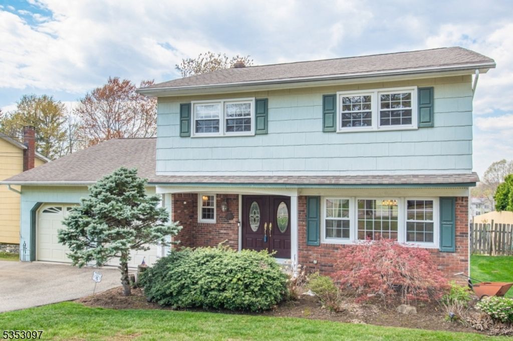 17 Schirra Dr, Wanaque Boro, NJ 07465
