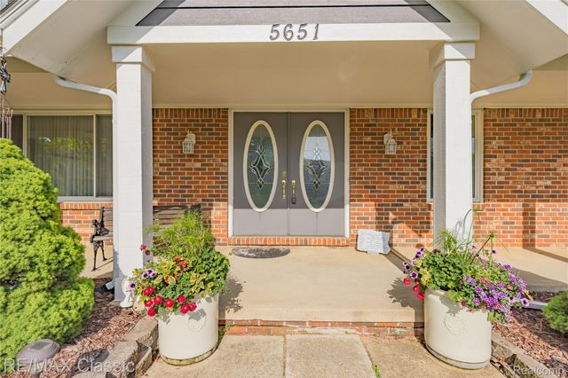 5651 Warrenshire Drive, West Bloomfield Charter Township, MI 48322