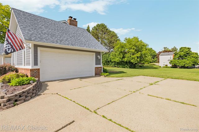 5651 Warrenshire Drive, West Bloomfield Charter Township, MI 48322