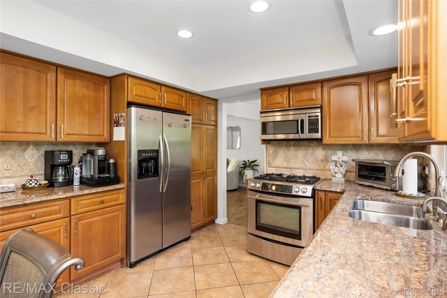 5651 Warrenshire Drive, West Bloomfield Charter Township, MI 48322