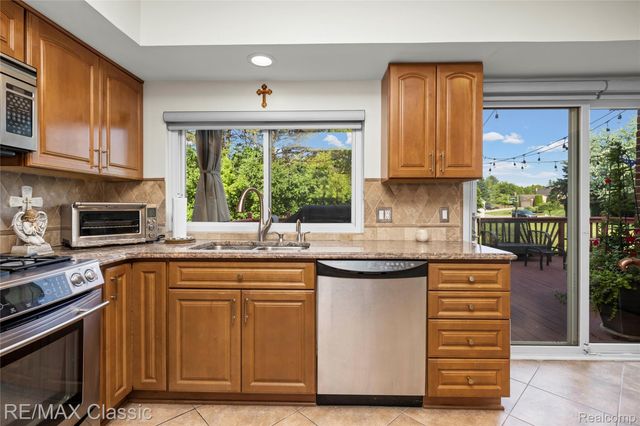 5651 Warrenshire Drive, West Bloomfield Charter Township, MI 48322