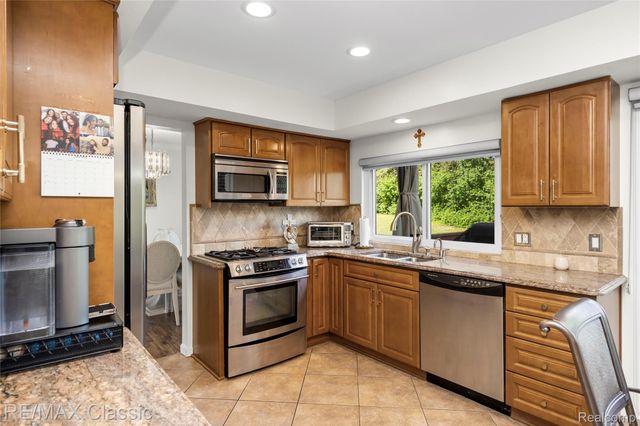 5651 Warrenshire Drive, West Bloomfield Charter Township, MI 48322