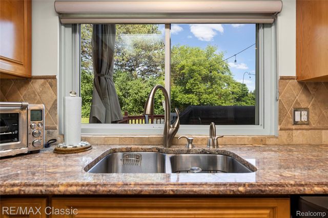 5651 Warrenshire Drive, West Bloomfield Charter Township, MI 48322
