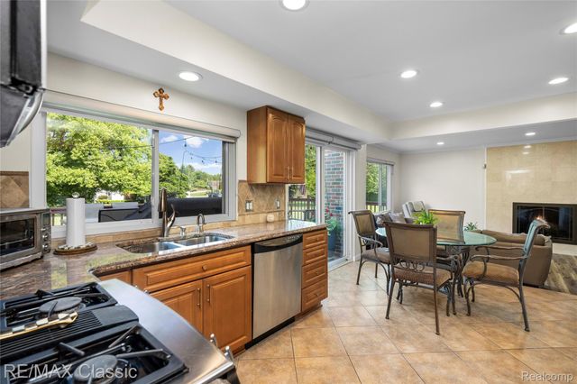 5651 Warrenshire Drive, West Bloomfield Charter Township, MI 48322