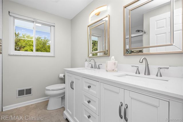5651 Warrenshire Drive, West Bloomfield Charter Township, MI 48322