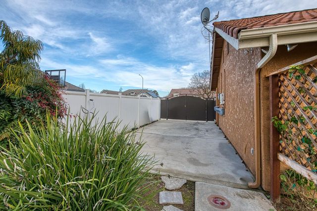 753 Bedford Avenue, Clovis, CA 93611