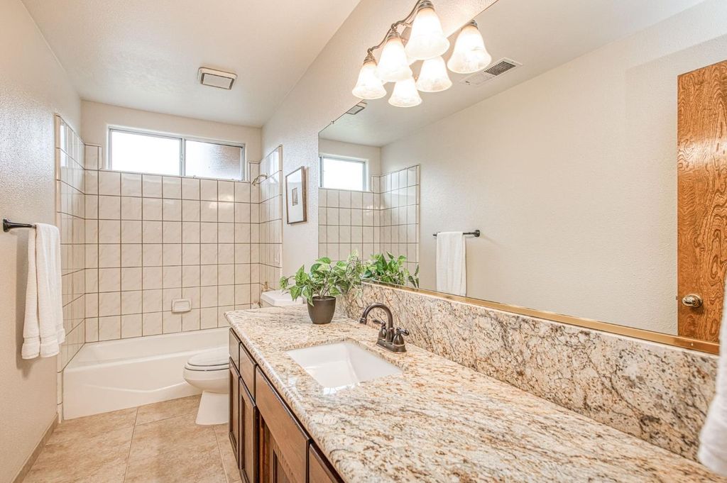 Image 18 of property listing at 753 Bedford Avenue, Clovis, CA 93611