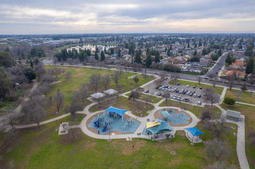 Image 36 of property listing at 753 Bedford Avenue, Clovis, CA 93611