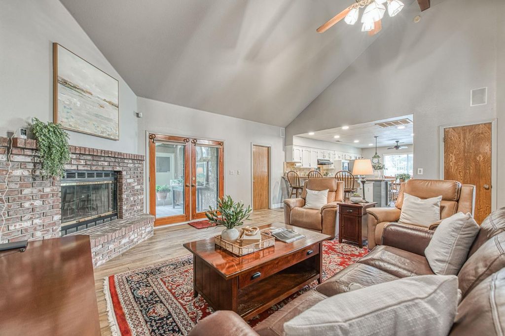 Image 9 of property listing at 753 Bedford Avenue, Clovis, CA 93611