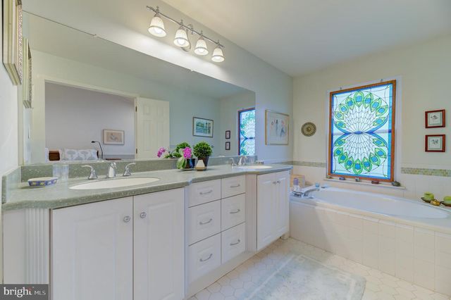 2 FANNING WAY, Pennington, NJ 08534