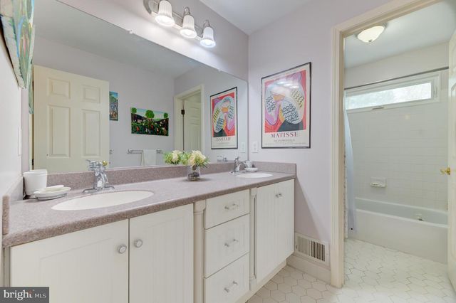 2 FANNING WAY, Pennington, NJ 08534