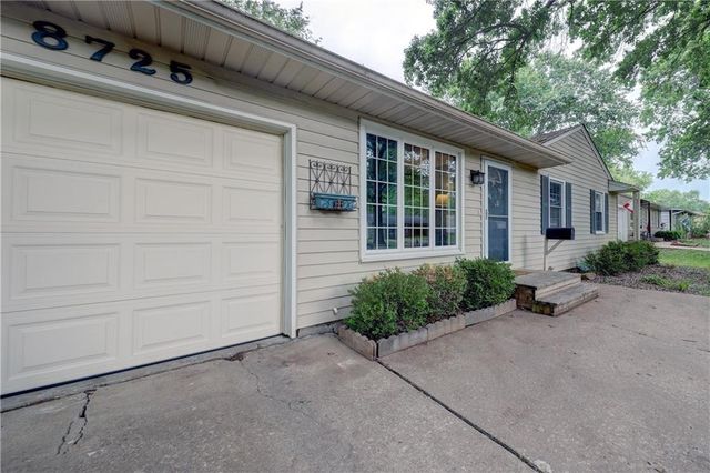 8725 Stearns Avenue, Overland Park, KS 66214