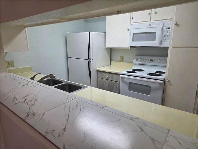 3025 Walnut Bend Lane 21, Houston, TX 77042