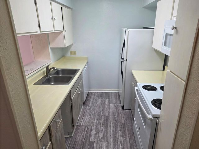 3025 Walnut Bend Lane 21, Houston, TX 77042