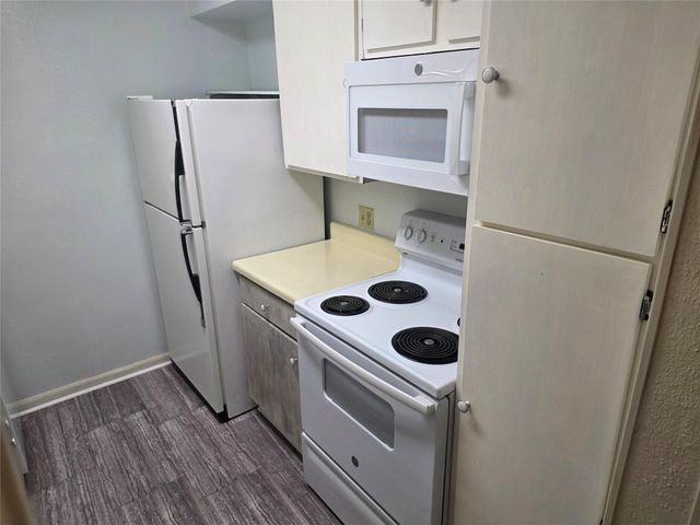 3025 Walnut Bend Lane 21, Houston, TX 77042