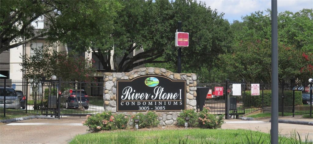 3025 Walnut Bend Lane 21, Houston, TX 77042