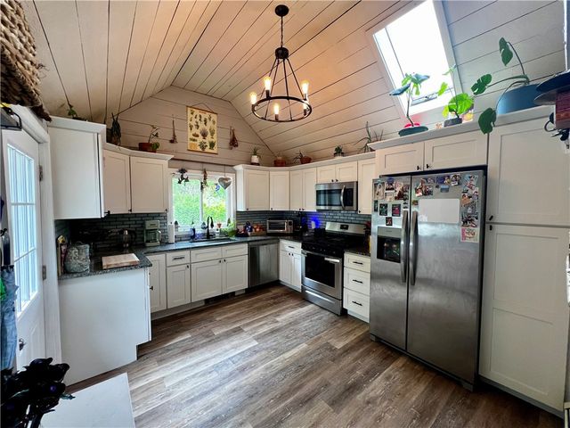 72 Farnum Pike, Smithfield, RI 02917