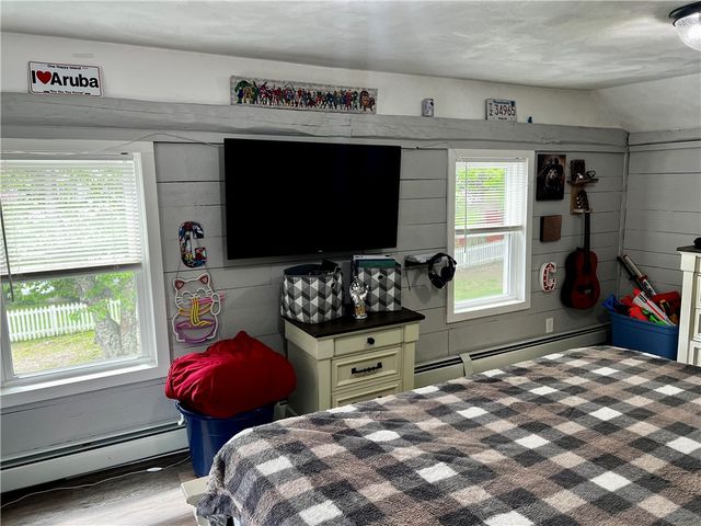 72 Farnum Pike, Smithfield, RI 02917