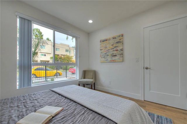 11722 Hamlin Street, North Hollywood, CA 91606