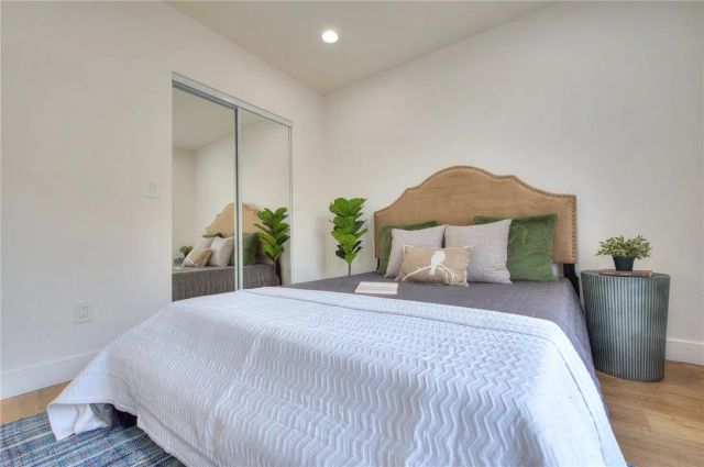 11722 Hamlin Street, North Hollywood, CA 91606