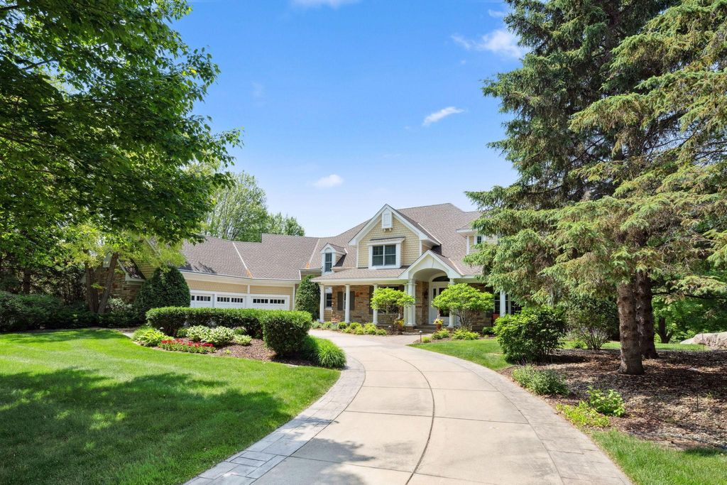 18371 Bearpath Trail, Eden Prairie, MN 55347