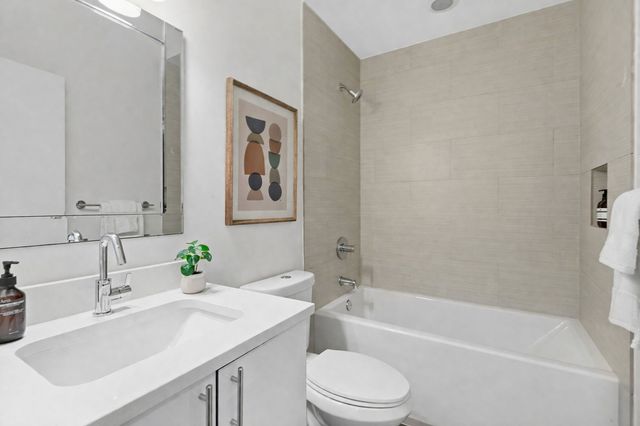 1855 N St Louis Avenue, Chicago, IL 60647