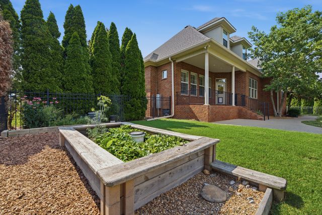 2926 Frank Robinson Dr, Murfreesboro, TN 37130