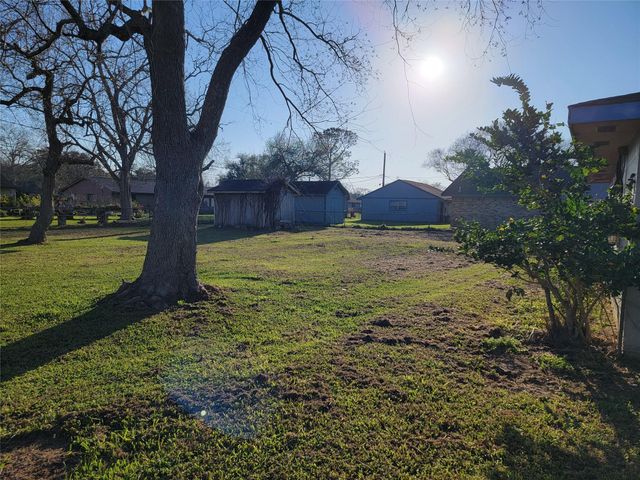 3 Ivy Court, Jones Creek, TX 77541