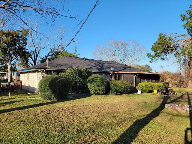 3 Ivy Court, Jones Creek, TX 77541