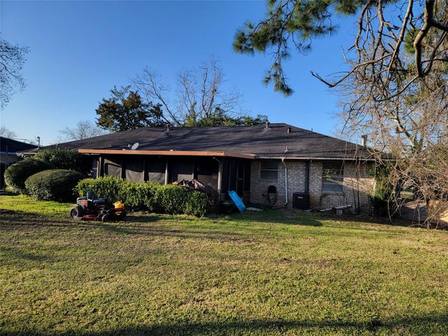 3 Ivy Court, Jones Creek, TX 77541