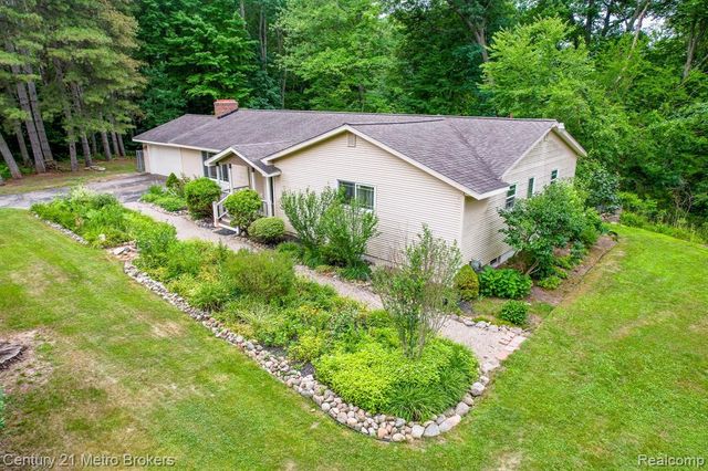 5262 Conifer Drive, Columbiaville, MI 48421