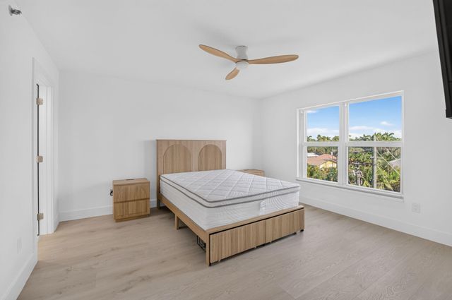896 N FEDERAL Highway 421, Lantana, FL 33462