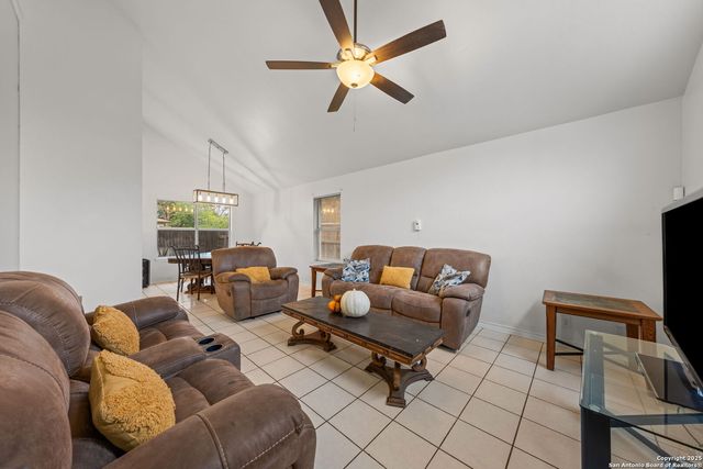 105 Golden Way, Universal City, TX 78028